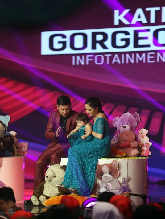 Sebelumnya bocah lucu ini sempat sakit menjelang malam puncak Infotainment Awards 2016. Sebagai ibu yang menyayangi buah hatinya, Gisel menjadikan piala ajang ini sebagai obat untuk Gempi. (Nurwahyunan/Bintang.com)