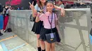 Di konser BLACKPINK, Ayu Ting-Ting dan Bilqis tampil seperti BLINK yang seumuran dengan rok mini. Bahkan keduanya juga kompak kenakan high socks dan platform shoes [@ayutingting92]