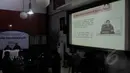 Hasil survei LSI menyimpulkan Presiden Jokowi dinilai lamban dan kurang tegas dalam menghadapi kasus Komjen Budi Gunawan, Jakarta, Selasa (24/2/2015). Tampak foto Jokowi dalam layar yang ditampilkan (Liputan6.com/Johan Tallo)