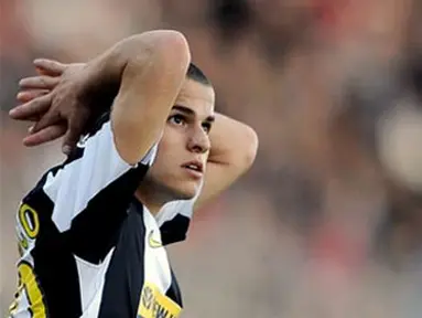 Juventus midfielder Sebastian Giovinco gestures during a Serie A football match against Lecce at Lecce's Del Mare Stadium on December 07, 2008. AFP PHOTO/ Filippo MONTEFORTE 