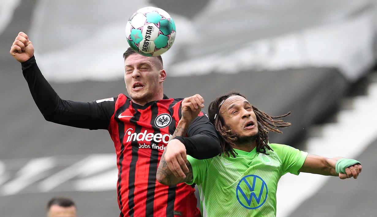 Luka Jovic (kiri). Pertengahan musim 2020/2021 striker asal Serbia ini dipinjamkan ke klub lamanya Eintracht Frankfurt setelah 1,5 musim bersama Real Madrid sejak 2017/2018. Total telah bermain dalam 32 laga bersama Real Madrid dan hanya mencetak 2 gol. (AFP/Daniel Roland/Pool)