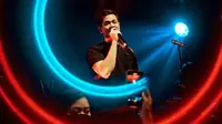 Surya Insomnia dikenal sebagai seniman serbabisa. Ia komedian, presenter, dan vokalis band. Aksinya di atas panggung kerap dibagikan ke medsos. (Foto: Dok. Instagram @suryainsomnia)