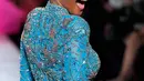 Model Halima Aden berjalan di atas catwalk menggenakan busana rancangan Sherri Hill Show selama New York Fashion Week 2019 di New York City (8/2). Model 21 tahun ini merupakan model pertama yang menggunakan hijab. (AFP Photo/Ben Gabbe)