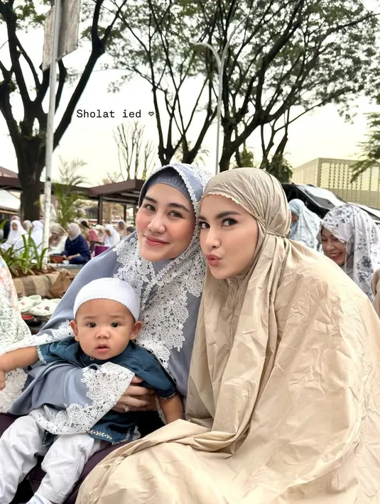 Sholat Ied bareng Mahalini Raharja, Aaliyah Massaid terlihat fresh dengan pulasan blush soft pink [@aaliyah.massaid]