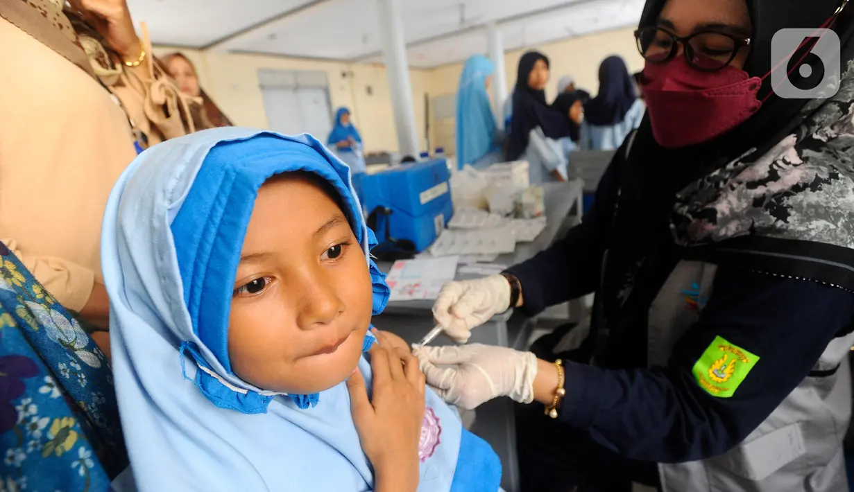 Dan untuk mempercepat pencapaian target eliminasi kanker serviks, program imunisasi HPV mulai dilaksanakan secara nasional pada tahun 2023. (merdeka.com/Arie Basuki)
