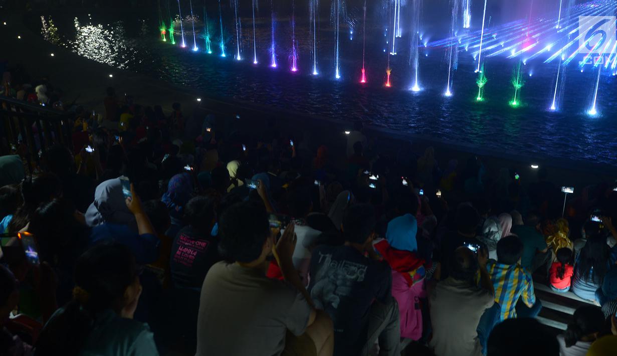 Foto Menikmati Keindahan Air Mancur Menari Lapangan Banteng