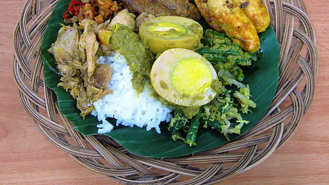 Sepiring nasi campur Bali dengan sate lilit