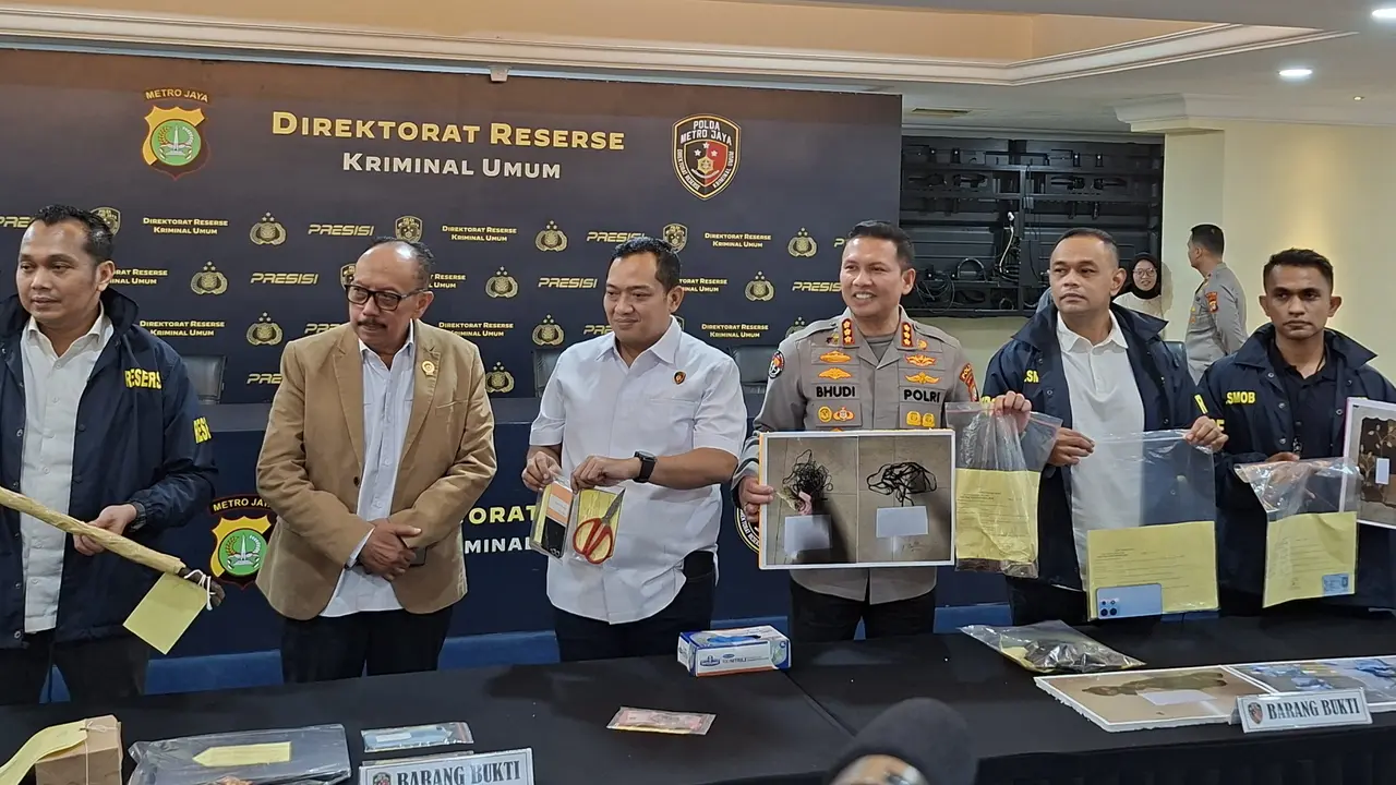 Pihak Polda Metro Jaya memperlihatkan sejumlah barang bukti terkait kasus pembunuhan dan pencurian terhadap Pensiunan JICT di Jakarta.