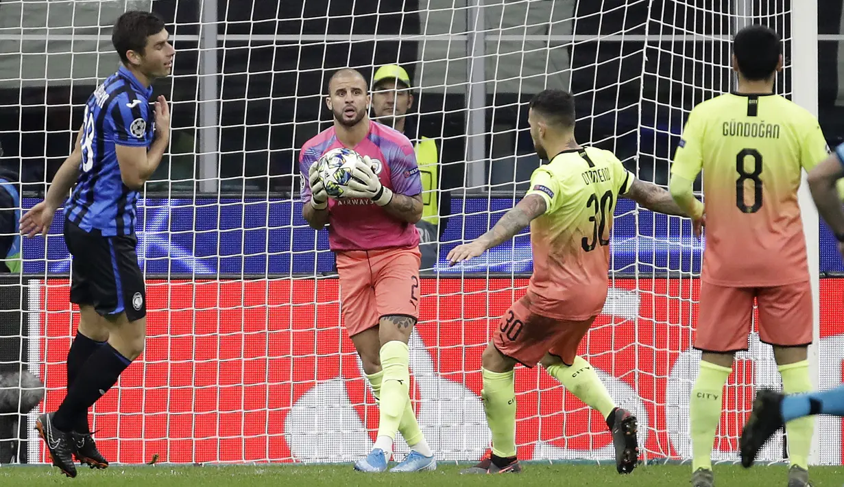 Tugas pertama Walker adalah menghalau tendangan bebas Alejandro Gomez dan dia melakukan tugasnya, meski terlihat kurang meyakinkan. (Foto: AP/Luca Bruno)