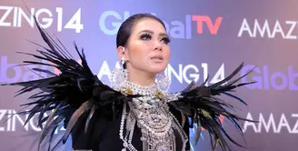 Selalu berbeda dalam setiap penampilannya. Itulah penyanyi Syahrini. Penyanyi yang memiliki jargon Cetar Membahana itu menjadi salah satu pengisi dalam acara HUT salah satu televisi swasta beberapa waktu lalu. (Deki Prayoga/Bintang.com)