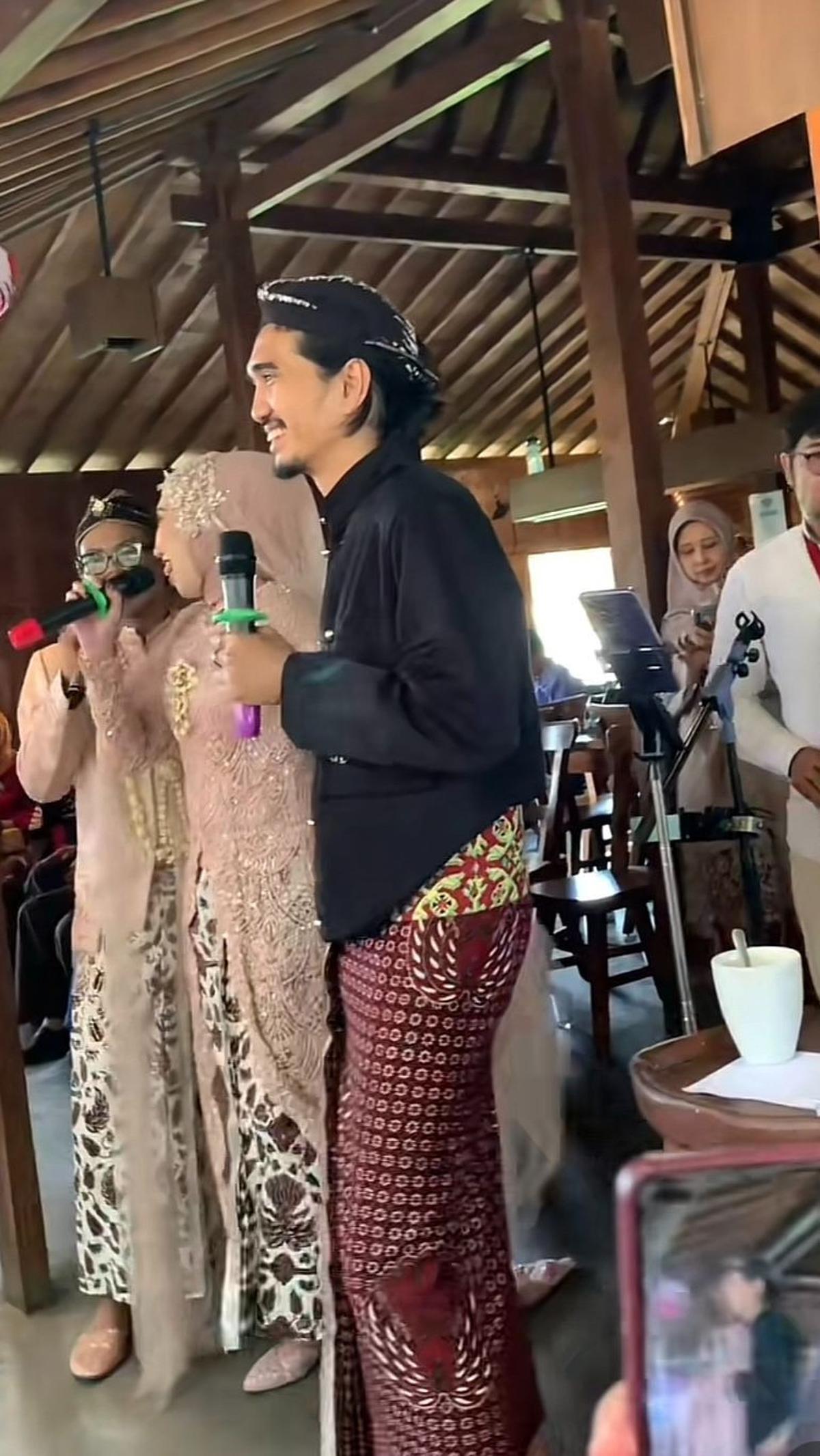 5.	Jadi MC Sekaligus Ajak Nyanyi Kedua Mempelai<br>