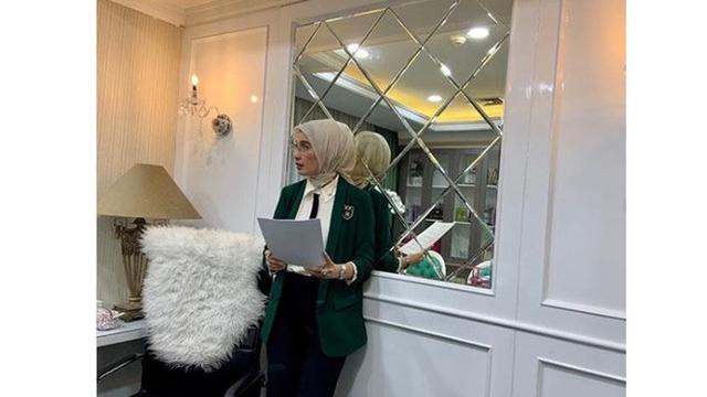 Penampilan 7 Seleb saat Bertugas di DPR, Anggun dan Gagah