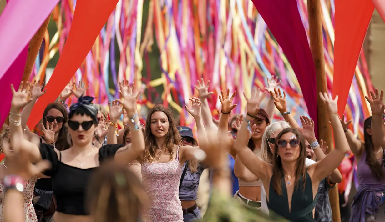 Pengunjung festival di festival Latitude di Henham Park, Southwold, Inggris, Sabtu (24/7/2021). Festival itu menjadi salah satu pertemuan terbesar sejak sebagian besar pembatasan COVID-19 dicabut awal pekan ini. (Jacob King/PAvia AP)