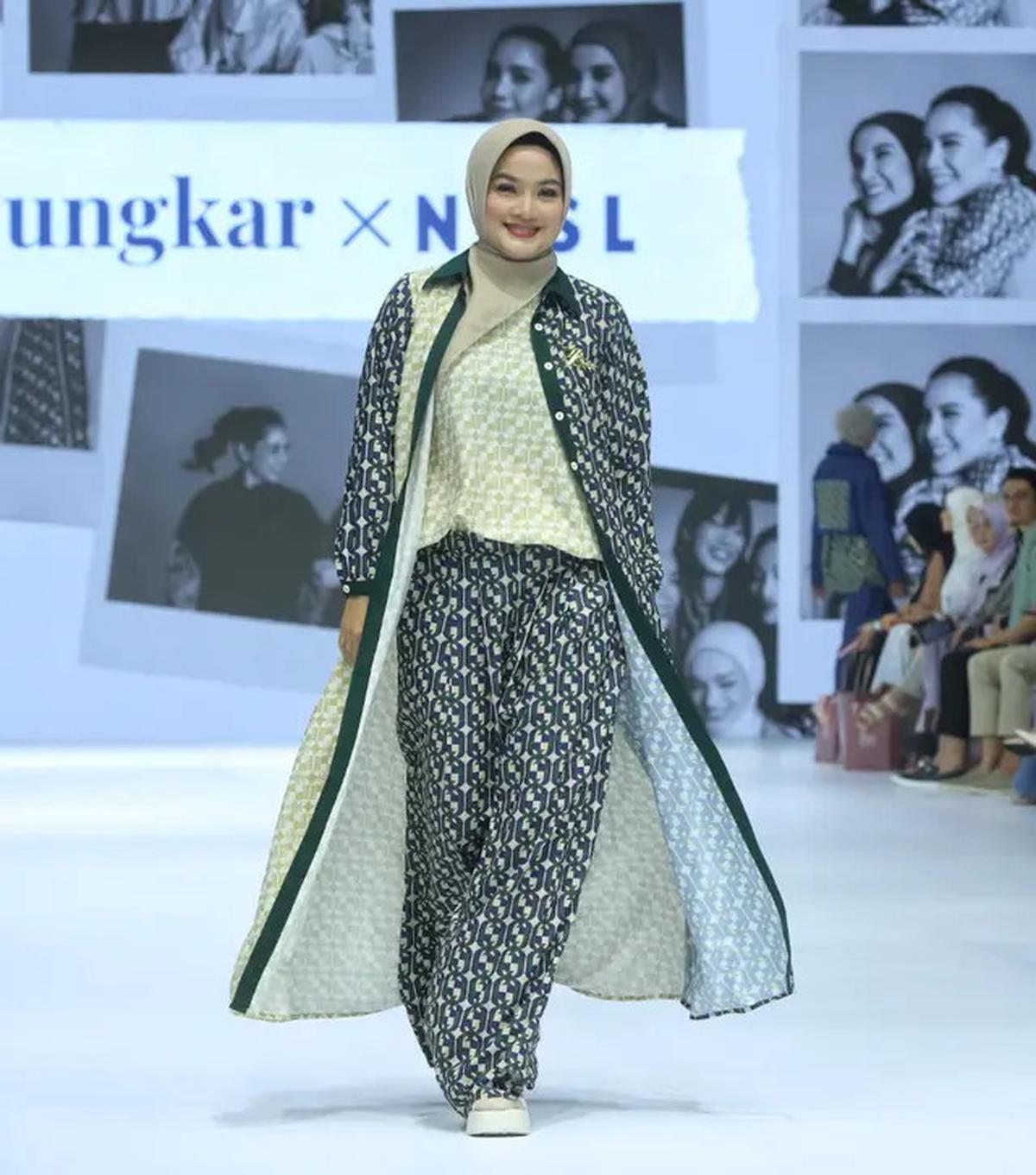 6 Pesona Titi Kamal dan Nabila Syakieb Pakai Berhijab dalam Koleksi Terbaru Zaskia Sungkar di JFW 2025