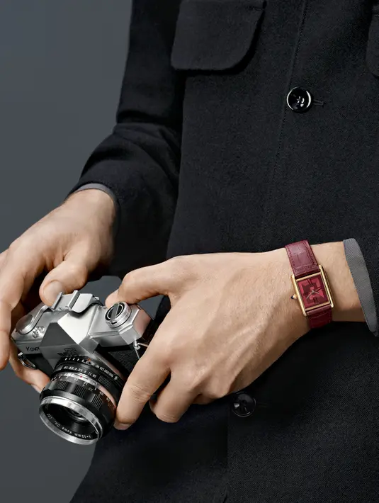 Tank Louis Cartier pertama kali dibuat pada 1917 dan tahun ini dihadirkan dalam dial monokrom; merah dan abu-abu antrasit. Versi 2022 menampilkan pelat jam serba hitam dan tersedia dalam model kecil, maupun besar. Foto: Document/Cartier.