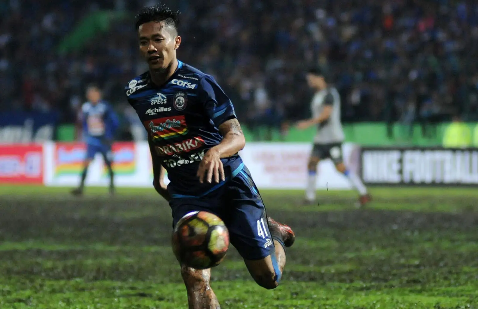 Kapten tim Arema, Dendi Santoso mengaku pemain Singo Edan kelelahan di pengujung laga saat melawan Persela (20/1/2018). (Bola.com/Iwan Setiawan)