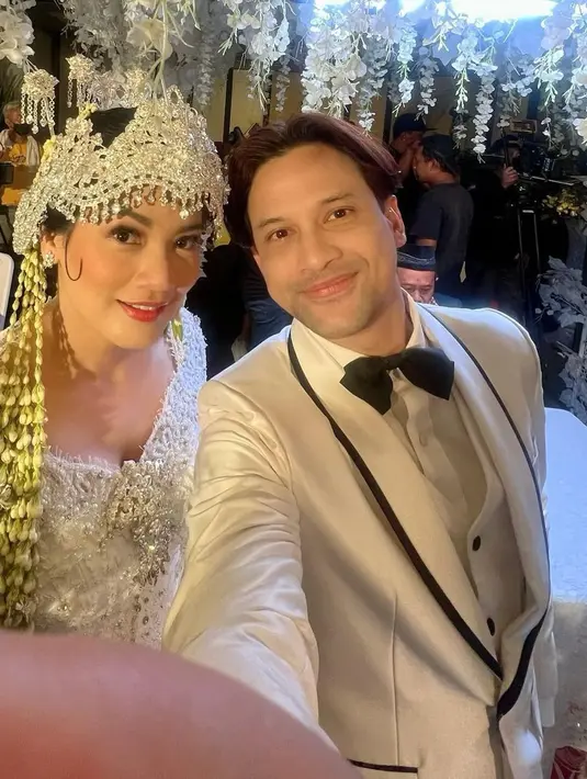 Siger Sunda dan untaian melati menghiasi kepala Titi Kamal sebagai pengantin perempuan [@titi_kamall]