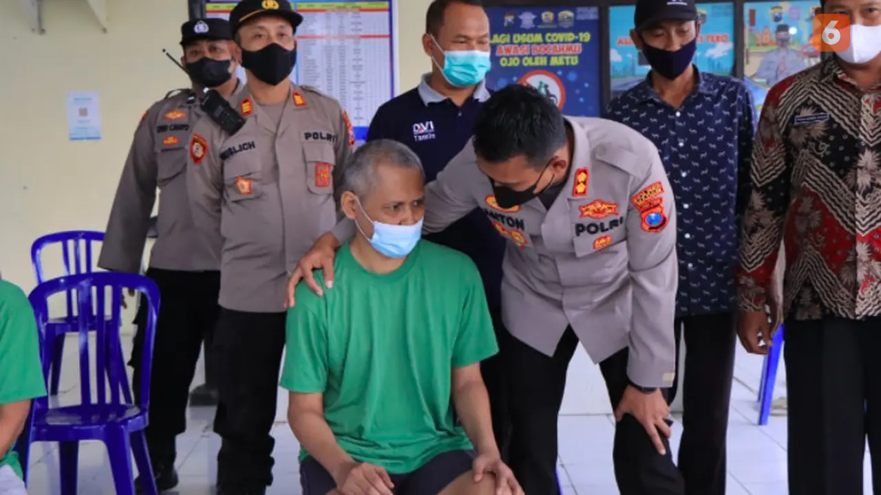 Eks ODGJ dapat hadiah sepasang kambing dari Kapolres Madiun (Liputan6.com/Dok: Polres Madiun)