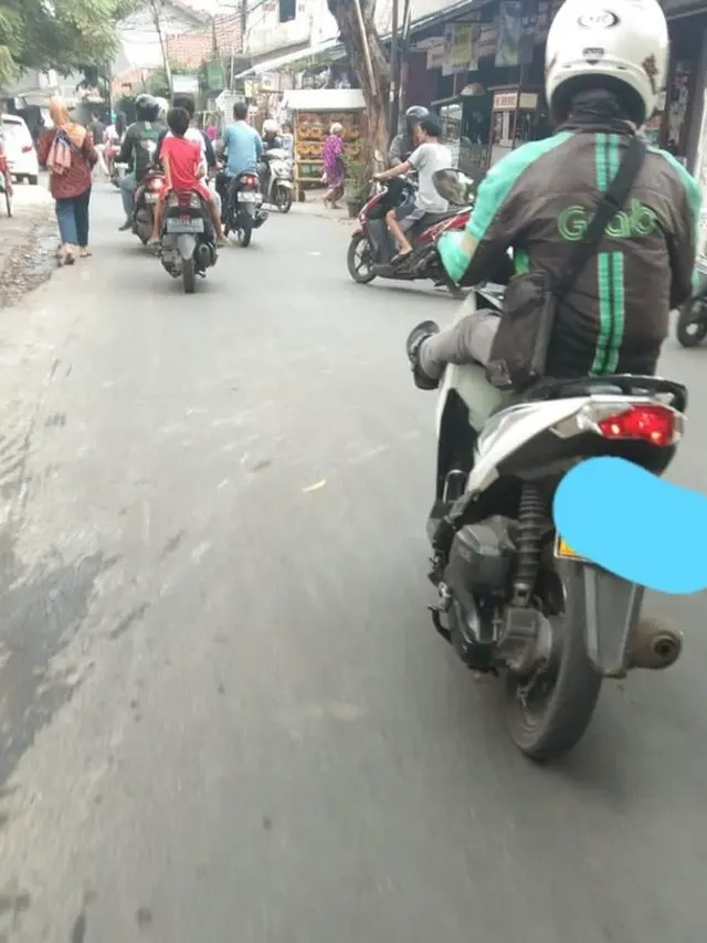 Nyeleneh, 6 Tingkah Kocak Driver Ojek Online Saat Bawa Motornya