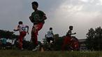 Anak SSB Tik Tak tengah mengikuti Coaching Clinic bersama  RCD Espanyol di Lapangan  AKRI, Ampera, Jakarta, Minggu (16/7/2017). Coaching Clinic oleh pelatih Thomas N’Kono dan Kiper Espanyol B, Eduardo Frais. (Bola.com/Nicklas Hanoatubun)
