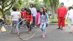 Anak-anak bermain permainan tradisional di Halaman Istana Negara, Jakarta, Jumat (20/7). Presiden Jokowi dan Ibu Negara iriana mengajak anak anak tersebut bermain, berdendang, dan berimajinasi. (Liputan6.com/Angga Yuniar)