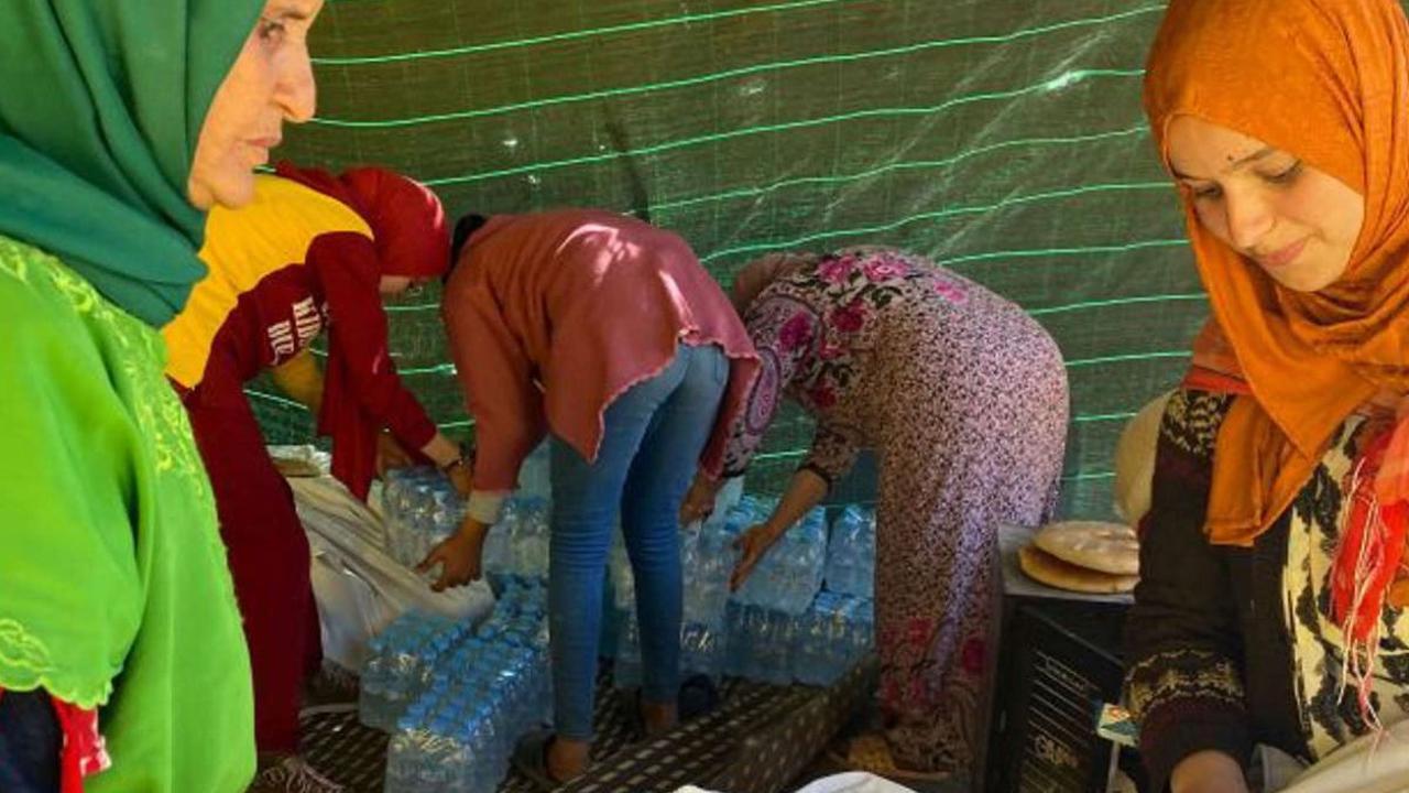 Di pemukiman yang tak jauh dari kota seperti Asni, lebih tinggi dari Moulay Brahim, bantuan resmi pemerintah pertama kali tiba pada hari Minggu pagi. Dari 2.000 jiwa yang tinggal di pemukiman ini, hampir semuanya telah kehilangan rumah mereka.
