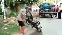 Seorang kakek membakar motornya sendiri setelah terkena tilang di Palu, Sulawesi Tengah. (Instagram @agoez_bandz)