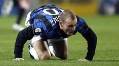 Frustasinya gelandang Inter Milan, Wesley Snijder ketika ditahan imbang 1-1 Palermo pada partai Serie A di Renzo Barbera Stadium, Palermo 20 Maret 2010. AFP PHOTO/MARCELLO PATERNOSTRO