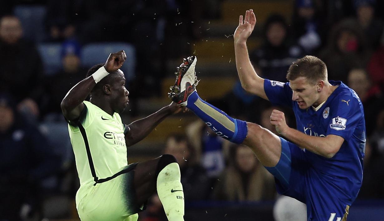 Leicester City punya gelandang kedua penghasil assists yaitu Marc Albrighton (kanan)  dengan jumlah 6, bersama Riyad Mahrez menjadi gelandang produktif untuk assists hingga pekan ke-25 Liga Premier Inggris. (AFP/Adrian Dennis)