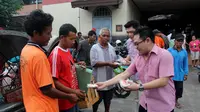 Pengusaha muda Tionghoa yang tergabung dalam Solo Youth Club membagikan bakpao kepada tukang becak dan pedagang di Solo, Jawa Tengah (Liputan6.com)