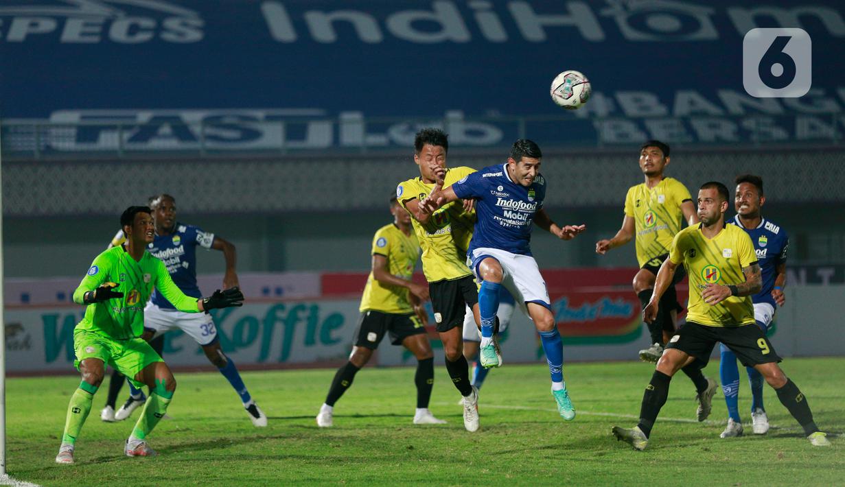 Pemain Persib Bandung, Esteban Vizcarra, menyundul bola saat melawan Barito Putera pada laga BRI Liga 1 di Stadion Indomilk Arena, Tangerang, Sabtu (4/9/2021). Persib Bandung menang tipis 1-0 lewat gol telat Marc Klok. (Bola.com/M Iqbal Ichsan)