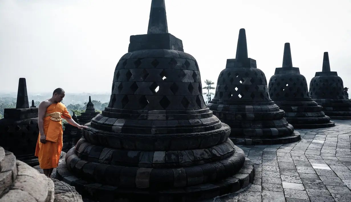 <p>Waisak adalah hari yang paling sakral bagi umat Buddha. (YASUYOSHI CHIBA/AFP)</p>
