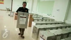 Petugas mengangkut kotak suara yang akan didistribusikan ke kelurahan di Kecamatan Menteng, Jakarta, Senin (17/4). Logistik surat suara Pemilihan Gubernur dan Wagub DKI telah siap didistribusikan ke kelurahan di Jakarta. (Liputan6.com/Gempur M Surya)