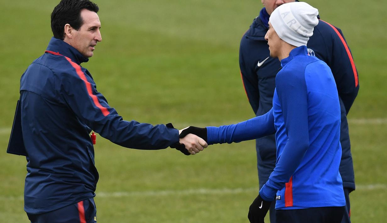 Pelatih PSG, Unai Emery (kiri) bersalaman dengan Angel Di Maria saat sesi latihan jelang leg kedua Liga Champions melawan Real Madrid di Ooredoo training center, Saint-Germain-en-Laye,Paris, (5/3/2018). Leg pertama PSG kalah 1-3. (AFP/Franck Fife)