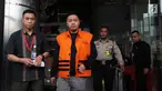 Wali Kota Kendari Adriatma Dwi Putra memakai rompi tahanan usai menjalani pemeriksaan di gedung KPK, Jakarta, Selasa (13/3). Adriatma diperiksa sebagai tersangka terkait suap proyek pengadaan barang dan jasa tahun 2017-2018. (Merdeka.com/Dwi Narwoko)