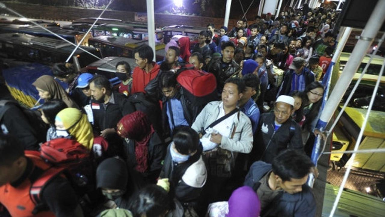 Ribuan pemudik padati Pelabuhan Merak