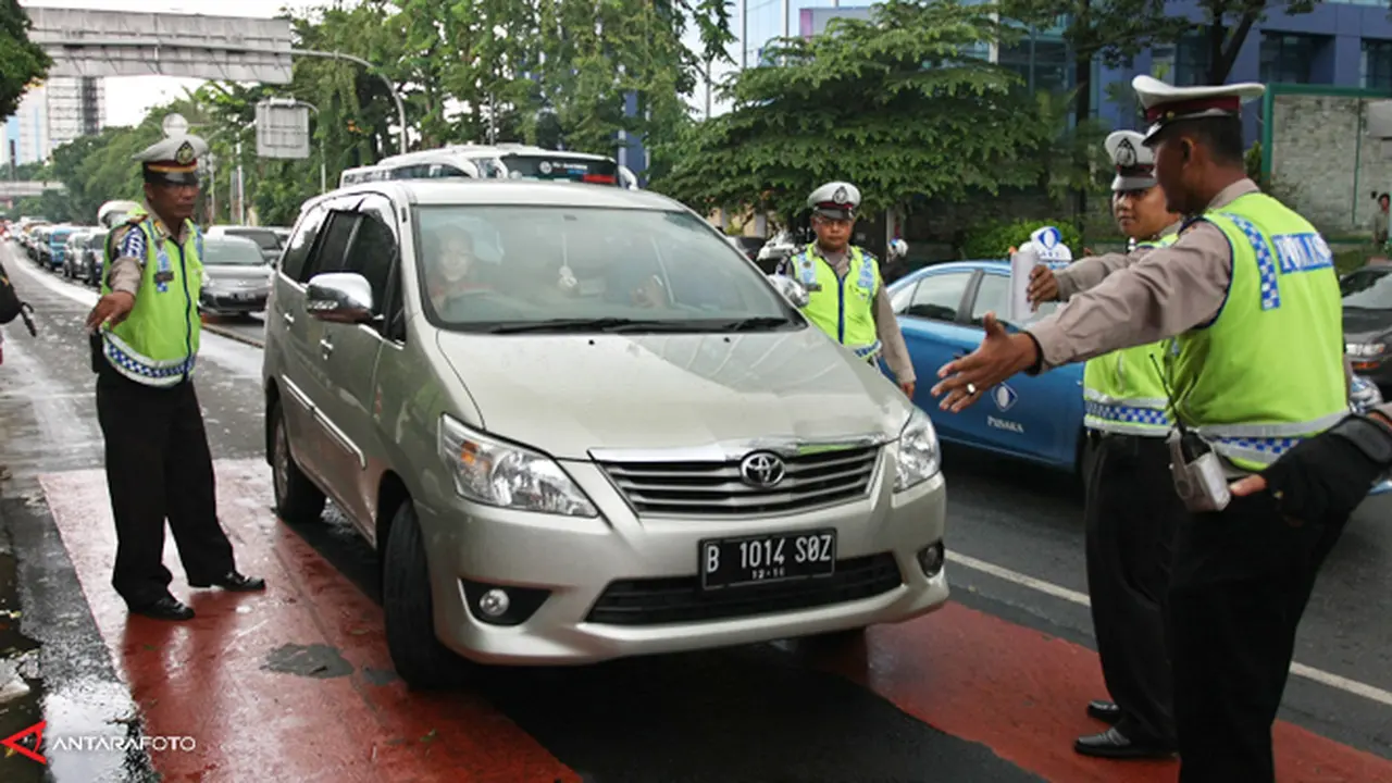 panen-tilang-busway-131125-c.jpg