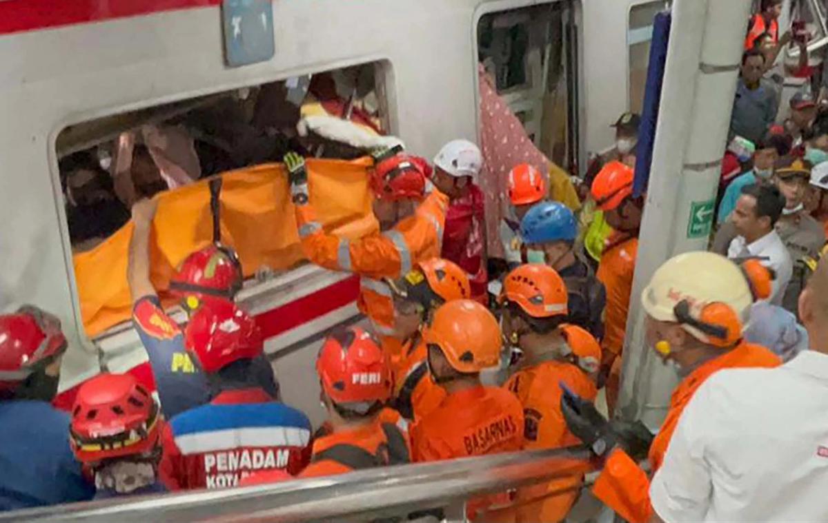 FOTO: Evakuasi Dramatis Korban Tabrakan Kereta di Bekasi Timur