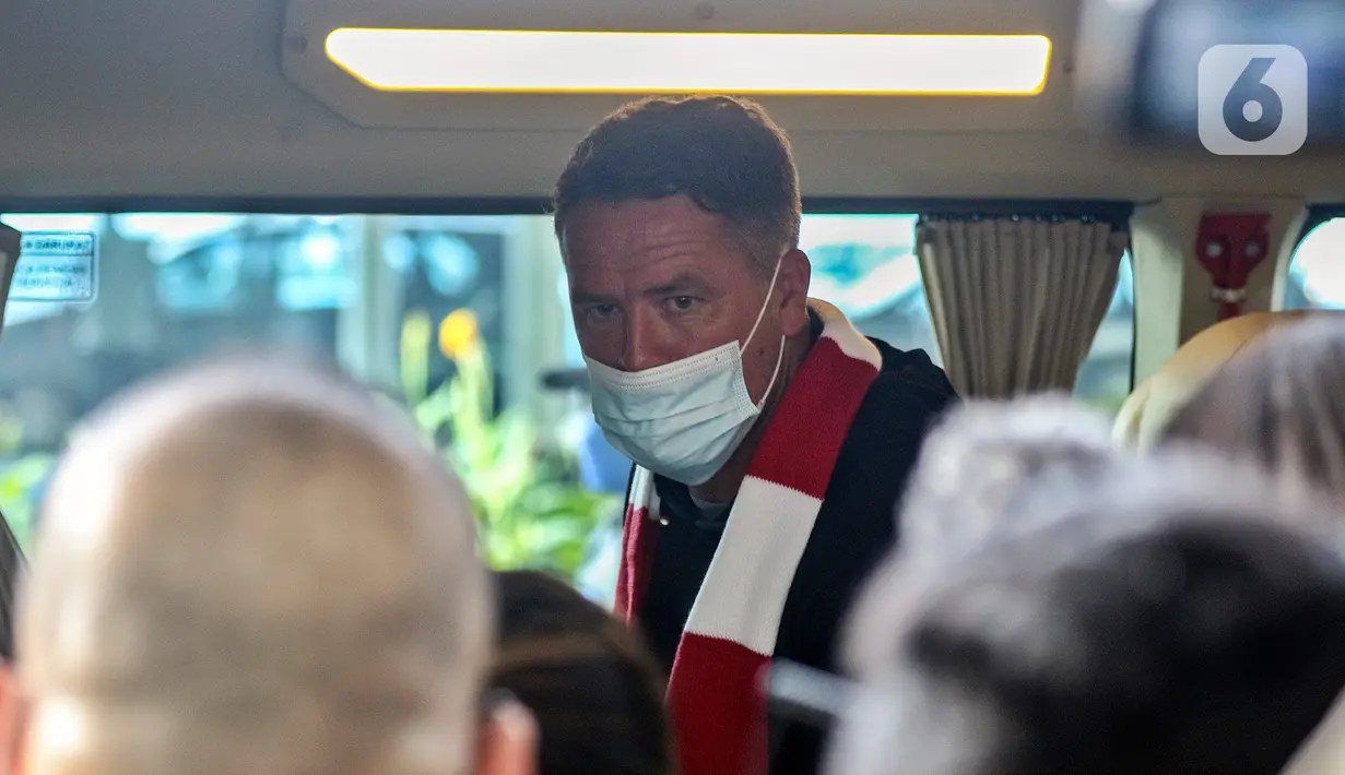 Mantan pemain sepak bola asal Inggris Michael Owen saat tiba di Bandara Soekarno Hatta, Tangerang, Banten, Selasa (20/8/2022). Platform OTT yang aktif menyiarkan kompetisi olahraga akbar sengaja mendatangkan Owen untuk makin mendekatkan euforia Liga Inggris musim 2022/2023 kepada para penggemar. (Liputan6.com/Johan Tallo)