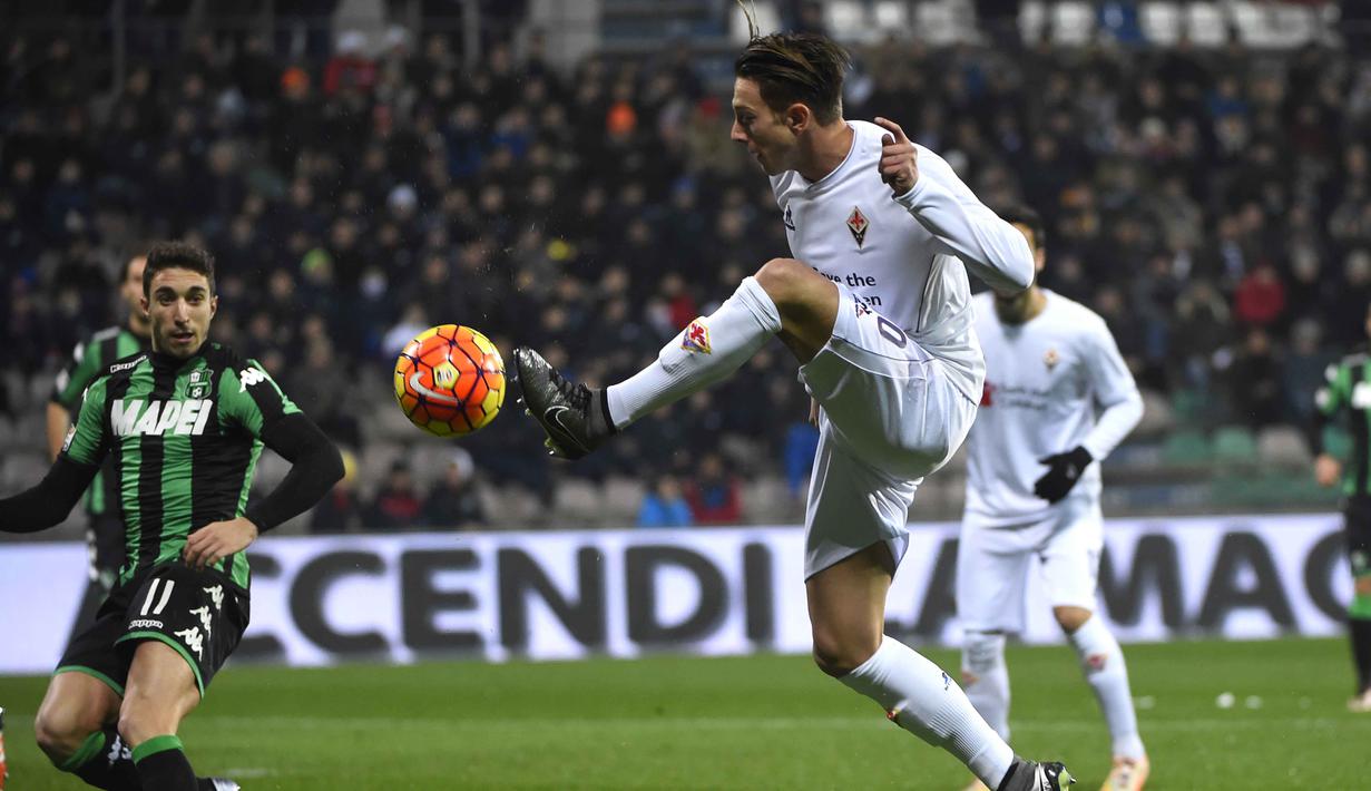 Pemain Fiorentina, Federico Bernardeschi (kanan) berebut bola dengan pemain Sassuolo, Sime Vrsaljko pada lanjutan liga Italia Serie A di Stadion Mapei, Reggio Emilia, Selasa (01/12/2015). (AFP Photo/Olivier Morin)