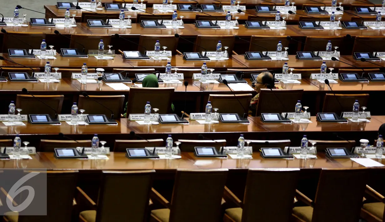 Para Anggota dewan mengikuti Rapat Paripurna Ke 6 DPR di Kompleks Parlemen, Senayan, Jakarta, Kamis (8/9). Budi Gunawan disetujui DPR menjadi Kepala BIN setelah melewati fit and proper test. (Liputan6.com/Johan Tallo)