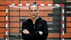Pemain Spanyol Club Balonmano Albacete, Mireia Rodriguez berpose di lapangan sebelum pertandingan pertamanya melawan Cabanillas di Albacete pada 6 November 2021. Mireia Rodriguez adalah wanita pertama yang bergabung dengan tim bola tangan pria profesional. (GABRIEL BOUYS / AFP)
