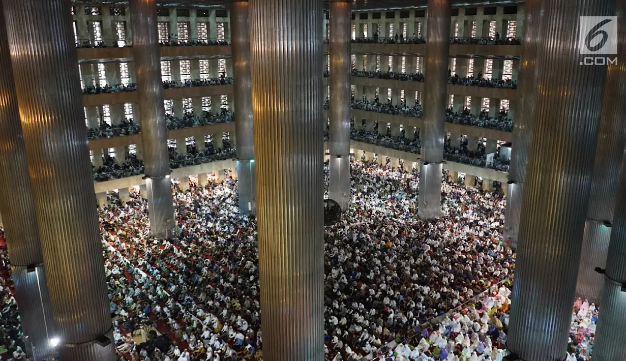 Jemaah melaksanakan salat Idul Adha di Masjid Istiqlal, Jakarta, Minggu (11/8/2019). Pemerintah Indonesia menetapkan Idul Adha 1440 Hijriah atau 10 Dzulhijjah jatuh pada 11 Agustus 2019 yang dirayakan dengan melaksanakan Salat Id dan penyembelihan hewan kurban. (Liputan6.com/Immanuel Antonius)