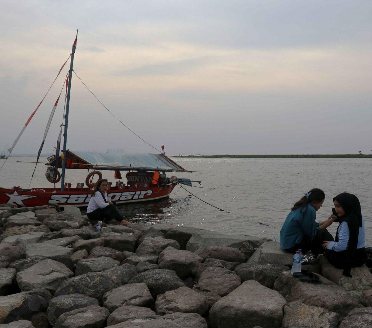 Pantai Lagoon Ancol menjadi salah satu destinasi favorit bagi wisatawan yang ingin menikmati liburan dengan suasana pantai yang asri dan berbagai fasilitas rekreasi yang menarik. Foto: Liputan6.com / Herman Zakharia<br>