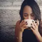 Ilustrasi perempuan minum kopi (Dok.Unsplash)