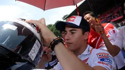 Juara Dunia MotoGP 2013 dan 2014, Marc Marquez menandatangi helm salah satu penggemarnya disela-sela acara Meet & Greet di Sirkuit Sentul, Bogor, (21/10/2014). (Liputan6.com/Helmi Fithriansyah)