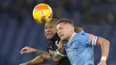 Bek Udinese Samir berebut bola dengan penyerang Lazio Ciro Immobile pada pekan ke-15 Liga Italia di Olimpico Stadium, Jumat (3/12/2021). Lazio harus puas berbagi poin setelah ditahan imbang Udinese 4-4. (AP Photo/Gregorio Borgia)