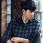 Akibat kondisi keamanan yang dianggap kurang kondusif, Kim Soo Hyun terpaksa menunda acara yang digelar bersama penggemar [foto: Elle]