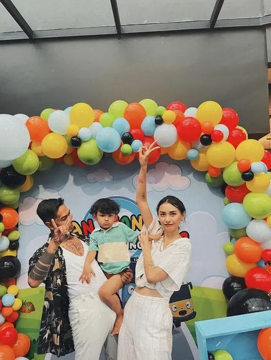 Ulang tahun Juan dirayakan dengan dekorasi balon-balon warna-warni. Bocah laki-laki tersebut tentunya tampak ditemani oleh papa dan mamanya yakni Onadio Leonardo dan Beby. (instagram.com/bebyleonardo)