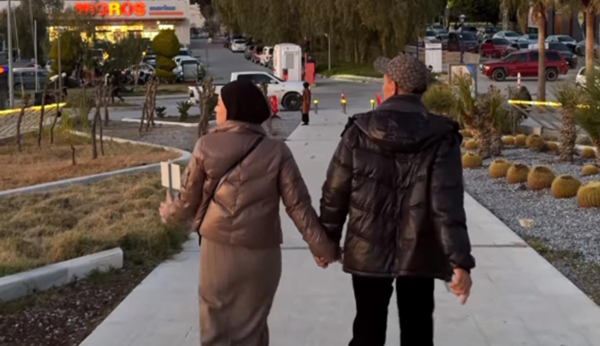 Sudah dianggap seperti anak sendiri, kedekatan Dinda dan Benny Mbayang ayah Rey ini diabadikan oleh Rey. Meski ayahnya sudah berpulang, namun Dinda Hauw masih bisa rasakan kehadiran seorang ayah dari sang mertua. Terlihat menantu dan mertua ini sangat menikmati momen sembari bercengkrama ringan ketika melihat pemandangan indah matahari yang mulai tenggelam. (Liputan6.com/IG/@rey_mbayang)